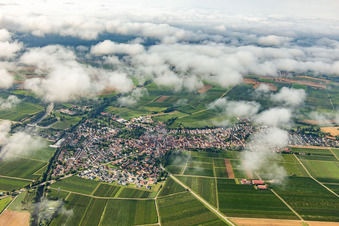 Ortschaft unter Wolken von Norden in Insheim im Bundesland Rheinland-Pfalz, Deutschland