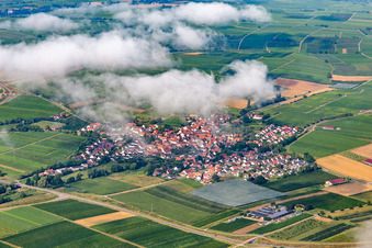 Luftbild von Ortschaft unter Wolken von Nordosten in Impflingen im Bundesland Rheinland-Pfalz, Deutschland
