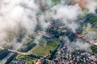 Tiefe Wolken über dem Geothermiekraftwerk Insheim im Bundesland Rheinland-Pfalz, Deutschland