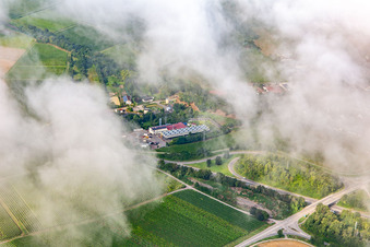 Luftaufnahme von Tiefe Wolken über dem Geothermiekraftwerk Insheim im Bundesland Rheinland-Pfalz, Deutschland
