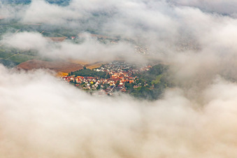 Ortschaft versteckt unter Wolken von Osten im Ortsteil Billigheim in Billigheim-Ingenheim im Bundesland Rheinland-Pfalz, Deutschland