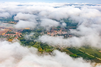 Luftbild von Ortschaft versteckt unter Wolken von Osten im Ortsteil Billigheim in Billigheim-Ingenheim im Bundesland Rheinland-Pfalz, Deutschland