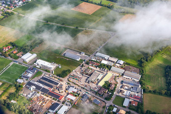 Gewerbegebiet Industriestraße unter Wolken im Ortsteil Billigheim in Billigheim-Ingenheim im Bundesland Rheinland-Pfalz, Deutschland