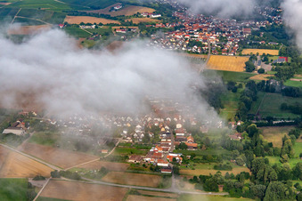 Ortschaft versteckt unter Wolken von Osten im Ortsteil Mühlhofen in Billigheim-Ingenheim im Bundesland Rheinland-Pfalz, Deutschland