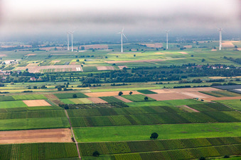 Tiefe Wolken über dem  Windpark Freckenfeld aus Norden im Bundesland Rheinland-Pfalz, Deutschland