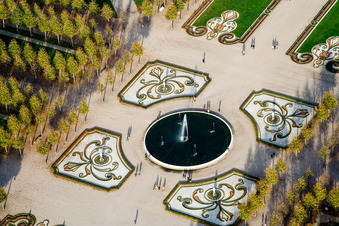 Springbrunnen und Blumenrabatten im Schloßpark von Barockschloß Schwetzingen in Schwetzingen im Bundesland Baden-Württemberg, Deutschland