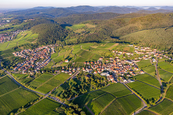 Gleiszellen von Nordosten in Gleiszellen-Gleishorbach im Bundesland Rheinland-Pfalz, Deutschland