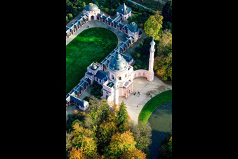 Moschee / maurischer Tempel im Schloßgarten Schwetzingen im Bundesland Baden-Württemberg, Deutschland von oben