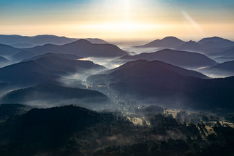 Morgendunst im Queichtal von Westen in Spirkelbach im Bundesland Rheinland-Pfalz, Deutschland