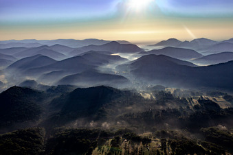 Luftbild von Morgendunst im Queichtal von Westen in Spirkelbach im Bundesland Rheinland-Pfalz, Deutschland