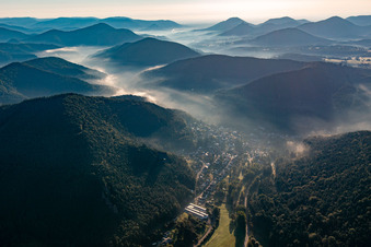 Morgendunst im Queichtal von Westen in Lug im Bundesland Rheinland-Pfalz, Deutschland