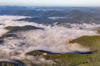 Morgendunst im Wieslautertal von Nordosten in Schindhard im Bundesland Rheinland-Pfalz, Deutschland