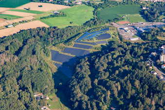 Solarpark in der Waldlichtung des Simter Bergs in Pirmasens im Bundesland Rheinland-Pfalz, Deutschland