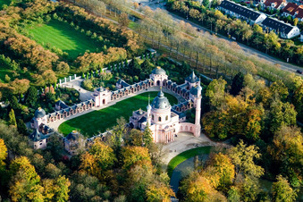 Moschee / maurischer Tempel im Schloßgarten Schwetzingen im Bundesland Baden-Württemberg, Deutschland vom Flugzeug aus