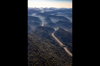 Verlauf der B10 im Queichtal durch den Pfälzerwald von Hinterweidenthal bis Annweiler in Münchweiler an der Rodalb im Bundesland Rheinland-Pfalz, Deutschland