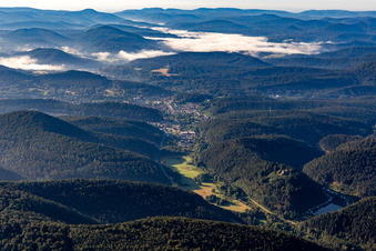 Ort im Wieslautertal von Westen in Dahn im Bundesland Rheinland-Pfalz, Deutschland