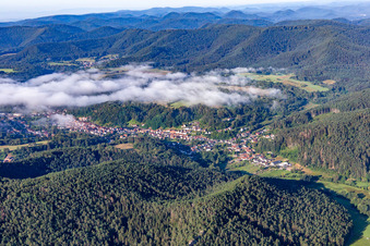 Ort unter Wolken von Norden in Bruchweiler-Bärenbach im Bundesland Rheinland-Pfalz, Deutschland