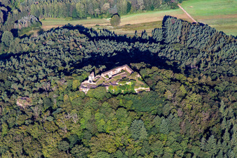 Schrägluftbild von Burgruine Lindelbrunn in Vorderweidenthal im Bundesland Rheinland-Pfalz, Deutschland