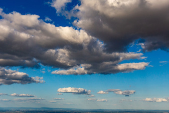 Himmel und Wolken über der Südpfalz in Offenbach an der Queich im Bundesland Rheinland-Pfalz, Deutschland