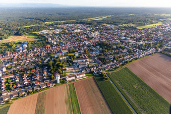 Stadt von Norden mit Krankenhaus   Asklepios Südpfalzkliniken in Kandel im Bundesland Rheinland-Pfalz, Deutschland