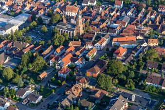 Marktplatz und St. Georgskirche der Prot. Kirchengemeinde Kandel von Nordwesten im Bundesland Rheinland-Pfalz, Deutschland