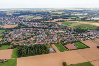 Luftbild von Stadt von Westen im Ortsteil Hilfarth in Hückelhoven im Bundesland Nordrhein-Westfalen, Deutschland