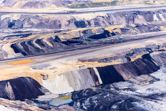 Schrägluftbild von Interessant gefärbte Schichten von Abraum und Kohle im Braunkohletagebau Garzweiler im Ortsteil Borschemich in Erkelenz im Bundesland Nordrhein-Westfalen, Deutschland