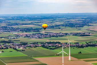 Heißluftballon am Windpark im Ortsteil Straeten in Heinsberg im Bundesland Nordrhein-Westfalen, Deutschland