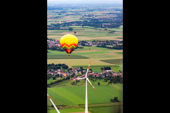 Luftbild von Heißluftballon am Windpark im Ortsteil Straeten in Heinsberg im Bundesland Nordrhein-Westfalen, Deutschland