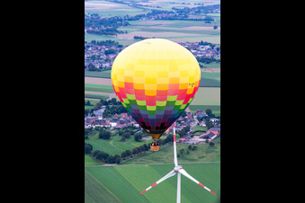 Heißluftballon fährt knapp am Windrad im Ortsteil Straeten in Heinsberg im Bundesland Nordrhein-Westfalen, Deutschland