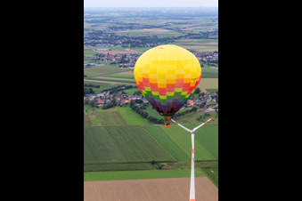 Luftbild von Heißluftballon fährt knapp am Windrad im Ortsteil Straeten in Heinsberg im Bundesland Nordrhein-Westfalen, Deutschland