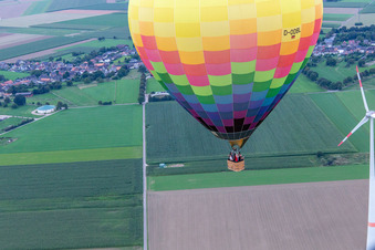 Luftaufnahme von Heißluftballon fährt knapp am Windrad im Ortsteil Straeten in Heinsberg im Bundesland Nordrhein-Westfalen, Deutschland