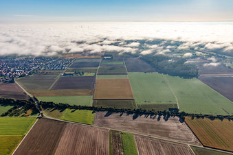 Bahnlinie zwischen Winden und Steinweiler am Wolkenrand im Bundesland Rheinland-Pfalz, Deutschland
