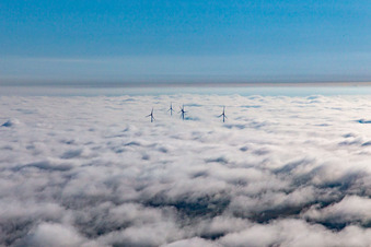 Windpark bei Hatzenbühl in Wolken im Bundesland Rheinland-Pfalz, Deutschland