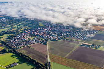 Ortschaft am Wolkenrand in Steinweiler im Bundesland Rheinland-Pfalz, Deutschland