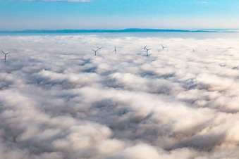Luftbild von Rotoren des Windparks bei Offenbach ragen über die tiefen Wolken in Offenbach an der Queich im Bundesland Rheinland-Pfalz, Deutschland