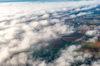 Windpark bei Minfeld teilweise in Wolken im Bundesland Rheinland-Pfalz, Deutschland