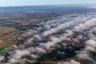 Ortschaft am Wolkenrand von Süden in Steinweiler im Bundesland Rheinland-Pfalz, Deutschland