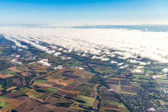 Bahnlinie von Schaidt nach Winden am Wolkenrand in Freckenfeld im Bundesland Rheinland-Pfalz, Deutschland