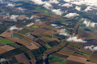 Luftbild von Windpark bei Freckenfeld mit Wölkchen im Bundesland Rheinland-Pfalz, Deutschland