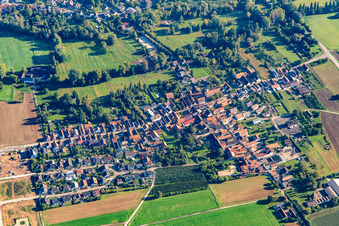 Dorf von Süden im Ortsteil Mühlhofen in Billigheim-Ingenheim im Bundesland Rheinland-Pfalz, Deutschland