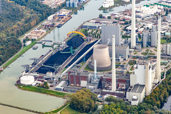Luftbild von Paragleiter am Rheinhafen-Dampfkraftwerk Karlsruhe der  EnBW Energie Baden-Württemberg AG im Ortsteil Daxlanden, Deutschland