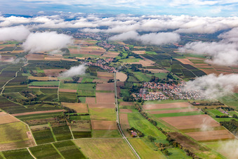 Dörfger unter herbstlichen Wolken in Oberhausen im Bundesland Rheinland-Pfalz, Deutschland