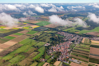 Ortschaft unter herbstlichen Wolken in Winden im Bundesland Rheinland-Pfalz, Deutschland