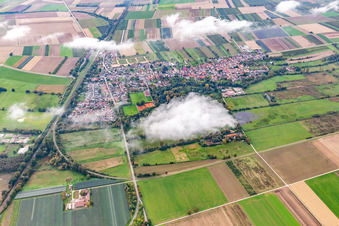 Schrägluftbild von Ortschaft unter herbstlichen Wolken in Winden im Bundesland Rheinland-Pfalz, Deutschland