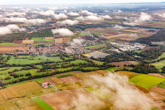 Ortschaft unter herbstlichen Wolken in Rohrbach im Bundesland Rheinland-Pfalz, Deutschland