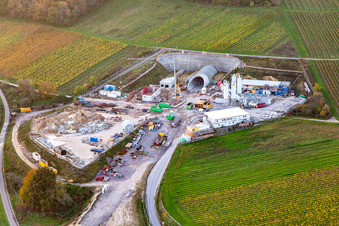 Baustelle des Tunnelportals Ost für den Astrid-Tunnel zur Unterquerung und Ortsumgehung von Bad Bergzabern zwischen B38 (Weinstraße) und B427 (Kurtalstraße) in Dörrenbach im Bundesland Rheinland-Pfalz, Deutschland aus der Luft betrachtet