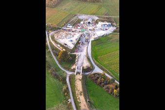 Drohnenaufname von Baustelle des Tunnelportals Ost für den Astrid-Tunnel zur Unterquerung und Ortsumgehung von Bad Bergzabern zwischen B38 (Weinstraße) und B427 (Kurtalstraße) in Dörrenbach im Bundesland Rheinland-Pfalz, Deutschland