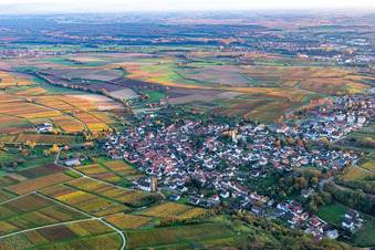 Ortschaft von Nordwesten im Herbstlaub im Ortsteil Rechtenbach in Schweigen-Rechtenbach im Bundesland Rheinland-Pfalz, Deutschland
