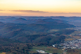Pfälzerwald aus Südosten in Bad Bergzabern im Bundesland Rheinland-Pfalz, Deutschland